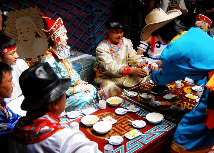 敬酒是蒙古族人民招待客人时的最隆重环节
